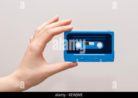 Hand, die blaue Kassette Stockfoto