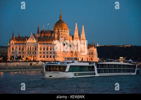 Horizontale Ansicht des Parlaments in Budapest. Stockfoto