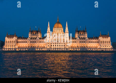 Horizontale kultige Aussicht auf das Parlamentsgebäude in Budapest. Stockfoto