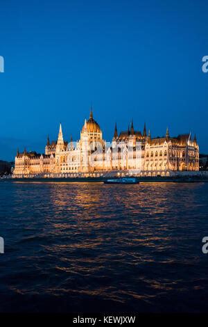 Vertikale Sicht auf das Parlamentsgebäude in der Nacht in Budapest. Stockfoto