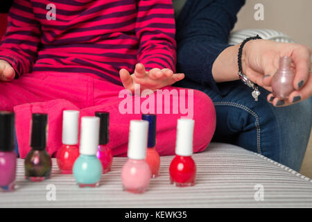 Mutter und Tochter Spaß Malerei Fingernägel, Zeit mit der Familie Konzept Stockfoto