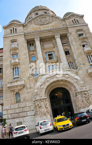 Vertikale Ansicht vom Eingang des Gellert Thermalbad in Budapest. Stockfoto