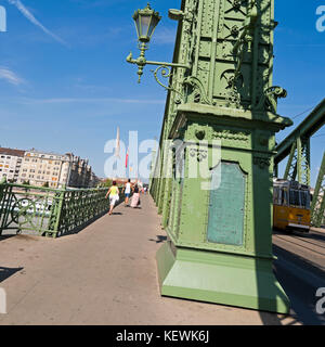 Blick auf den Platz der Szabadság híd oder Brücke in Budapest. Stockfoto