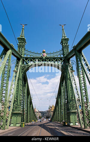 Vertikale Ansicht von Szabadság híd oder Brücke in Budapest. Stockfoto