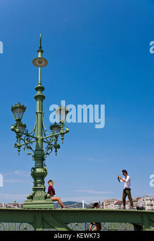 Vertikale Ansicht von Szabadság híd oder Brücke in Budapest. Stockfoto