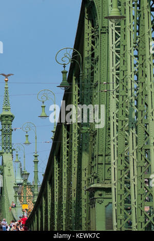 Vertikale Ansicht von Szabadság híd oder Brücke in Budapest. Stockfoto