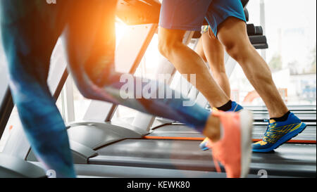 Bild von Menschen, die auf Laufband im Fitnessstudio Stockfoto