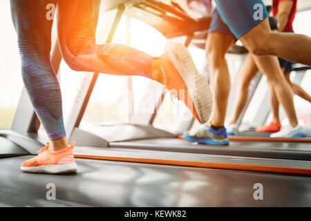 Bild von Menschen, die auf Laufband im Fitnessstudio Stockfoto