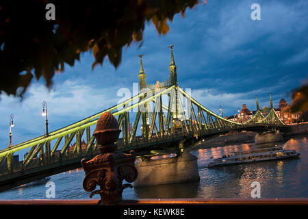 Horizontale Ansicht der Szabadság híd oder Liberty Bridge bei Nacht in Budapest. Stockfoto