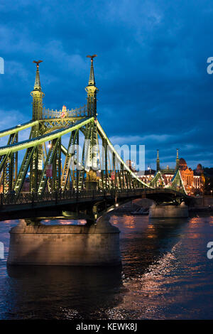 Vertikale der Szabadság híd oder Liberty Bridge bei Nacht in Budapest. Stockfoto