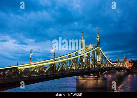 Horizontale Ansicht der Szabadság híd oder Liberty Bridge bei Nacht in Budapest. Stockfoto