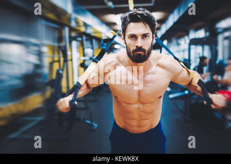 Jungen gutaussehenden Mann Übungen in der Turnhalle Stockfoto