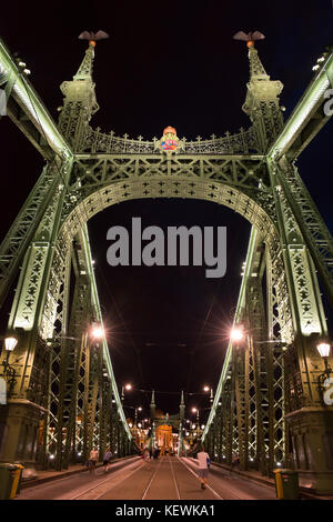 Vertikale Ansicht von Szabadság híd oder Liberty Bridge bei Nacht in Budapest. Stockfoto