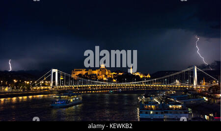 Horizontale Stadtbild von Budapest bei einem Gewitter in der Nacht. Stockfoto
