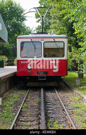 Vertikale Ansicht der Fogaskerekű vasút oder Zahnradbahn in Budapest. Stockfoto