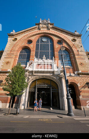 Vertikale Ansicht der Großen Markthalle in Budapest. Stockfoto