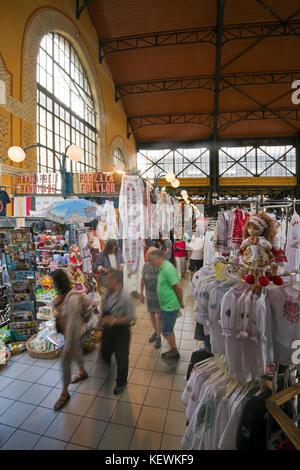 Vertikale Ansicht im Inneren der großen Markthalle in Budapest. Stockfoto