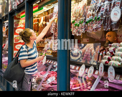 Horizontale Ansicht im Inneren der großen Markthalle in Budapest. Stockfoto