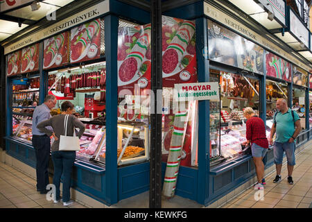 Horizontale Ansicht im Inneren der großen Markthalle in Budapest. Stockfoto