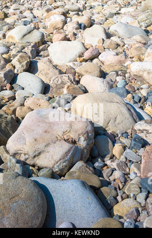 Kein Regen in Spanien - Folgen der Dürre, Felsen in einem ausgetrockneten Flussbett in Spanien Stockfoto
