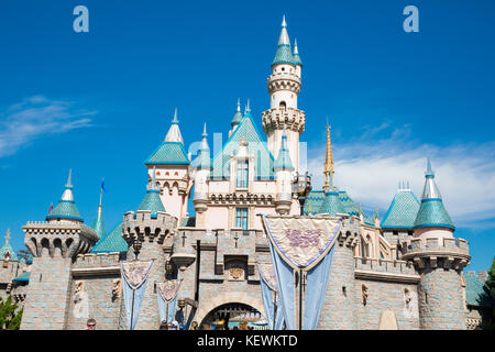 Anaheim, Ca - 16. Oktober 2017: die Gäste zu Fuß durch das Wahrzeichen schloss im Disneyland Theme Park Resort in Kalifornien. Stockfoto