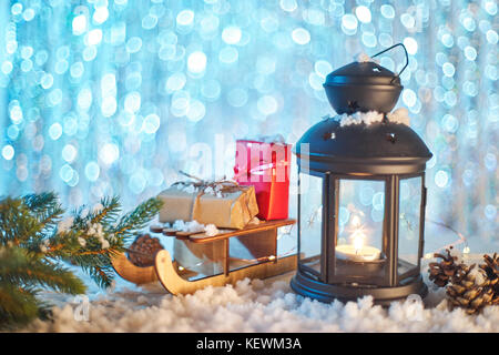 Stillleben mit Laterne, Weihnachten Geschenke auf Blau bokeh Hintergrund. kopieren. Stockfoto