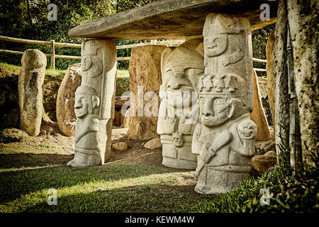 Präkolombische Statuen in Mesita B des archäologischen Parks Parque Arqueologico De San Agustin, Kolumbien, Südamerika Stockfoto