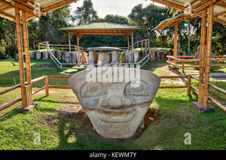 Präkolombische Statuen in Mesita B des archäologischen Parks Parque Arqueologico De San Agustin, Kolumbien, Südamerika Stockfoto