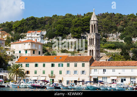 Ruinen des Dominikanerklosters und St Mark's Kirche hinter dem hübschen Boot Promenade in der Stadt Hvar, Kroatien. Stockfoto