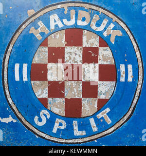 Die bunten club Crest von Hajduk Split auf einer Außenwand in der Stadt Hvar, Kroatien gemalt. Stockfoto