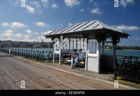 Ryde Pier, Isle of Wight, Hampshire, Paar, das im Unterstand sitzt Stockfoto