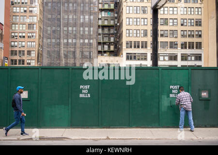 Post am Freitag, den 13. Oktober 2017, werden in einem Bauschuppen im New Yorker Stadtteil Chelsea keine Rechnungen veröffentlicht. (© Richard B. Levine) Stockfoto