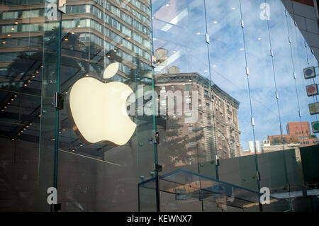 Die Apple glänzt der Upper West Side Nachbarschaft Apple Store in New York am Sonntag, 22. Oktober 2017. (© Richard b. Levine) Stockfoto