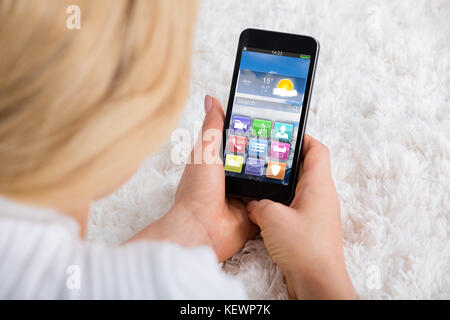 In der Nähe von Frau mit Handy Übersicht bunte App auf dem Bildschirm Stockfoto