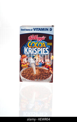 Ungeöffnete Verpackung von Kelloggs Cocoa Krispies Frühstückszerealien auf weißem Hintergrund Versagung Stockfoto