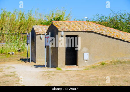 Geschützt Treppe gemalt zu etruskischen Grab Monterozzi Nekropole, Tarquinia, Viterbo, Latium, Italien. Stockfoto