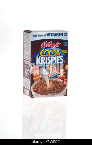 Ungeöffnete Verpackung von Kelloggs Cocoa Krispies Frühstückszerealien auf weißem Hintergrund Versagung Stockfoto