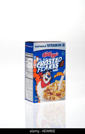 Ungeöffnete Verpackung von Kelloggs Frühstücksflocken Frosted Flakes auf weißem Hintergrund ausschneiden, USA. Stockfoto