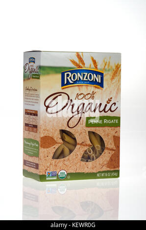 Ungeöffnete Verpackung von Ronzoni 100% Bio Penne Rigate Grieß Weizen pasta auf weißem Hintergrund ausschneiden, USA Stockfoto