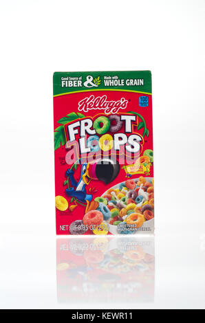 Ungeöffnete Verpackung von Kelloggs Froot Loops auf weißem Hintergrund, Ausschnitt USA. Stockfoto