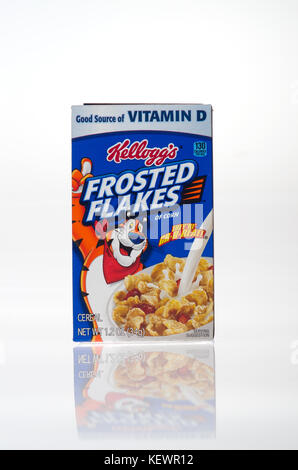 Ungeöffnete Verpackung von Kelloggs Frühstücksflocken Frosted Flakes auf weißem Hintergrund ausschneiden, USA. Stockfoto