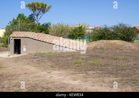 Grabhügel und geschützten Grab Treppe gemalt zu etruskischen Grab Monterozzi Nekropole, Tarquinia, Viterbo, Latium, Italien. Stockfoto