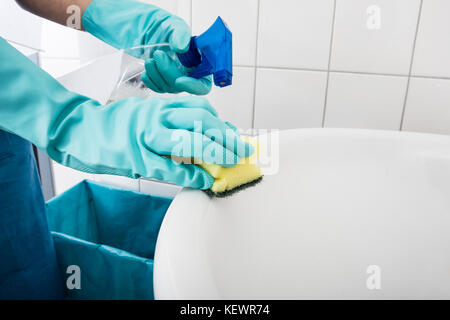 Nahaufnahme der Person Hand mit Handschuhe Reinigung Waschbecken Stockfoto