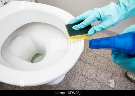 Nahaufnahme einer Person Hand Reinigung Wc mit Schwamm in Bad Stockfoto