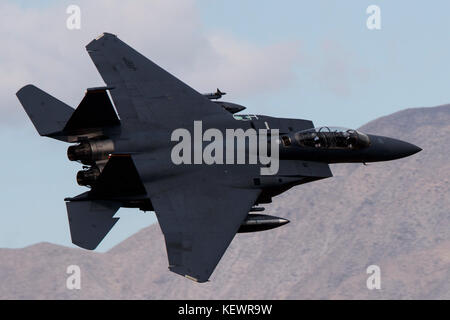 McDonnell-Douglas F-15E Strike Eagle aus den USA Air Force 4 Mitgliedstaaten Fighter Wing, Seymour Johnson Air Force Base, Nord-Carolina, Fliegen niedriger Ebene durch die Jedi Übergang Star Wars Canyon, Death Valley National Park, Kalifornien, Vereinigte Staaten von Amerika Stockfoto