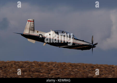 Beechcraft T-6 Texan II von der United States Air Force 80th Flying Training Wing, Sheppard Air Force Base, Texas, Fliegen niedriger Ebene durch die Jedi Übergang, Star Wars Canyon, Death Valley National Park, Kalifornien, Vereinigte Staaten von Amerika Stockfoto