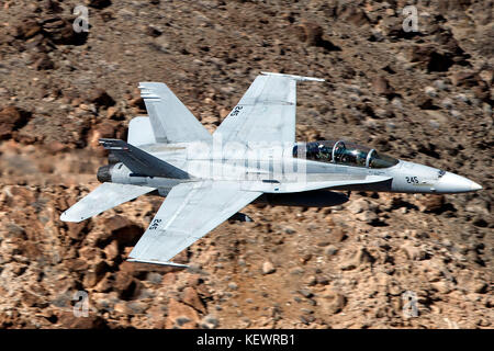 United States Marines McDonnell Douglas F/A-18C Hornet aus dem VMFAT-101 Sharpshooters Squadron, Marine Corps Air Station Miramar, Kalifornien fliegen niedriger Ebene durch die Jedi Übergang, Star Wars Canyon, Death Valley National Park, Kalifornien, Vereinigte Staaten von Amerika Stockfoto