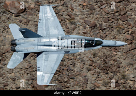 United States Marines McDonnell Douglas F/A-18C Hornet aus dem VMFAT-101 Sharpshooters Squadron, Marine Corps Air Station Miramar, Kalifornien fliegen niedriger Ebene durch die Jedi Übergang, Star Wars Canyon, Death Valley National Park, Kalifornien, Vereinigte Staaten von Amerika Stockfoto