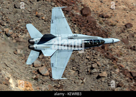 United States Marines McDonnell Douglas F/A-18C Hornet aus dem VMFAT-101 Sharpshooters Squadron, Marine Corps Air Station Miramar, Kalifornien fliegen niedriger Ebene durch die Jedi Übergang, Star Wars Canyon, Death Valley National Park, Kalifornien, Vereinigte Staaten von Amerika Stockfoto