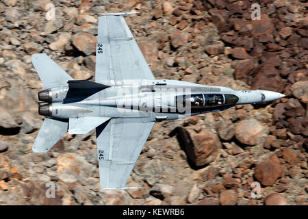 United States Marines McDonnell Douglas F/A-18C Hornet aus dem VMFAT-101 Sharpshooters Squadron, Marine Corps Air Station Miramar, Kalifornien fliegen niedriger Ebene durch die Jedi Übergang, Star Wars Canyon, Death Valley National Park, Kalifornien, Vereinigte Staaten von Amerika Stockfoto